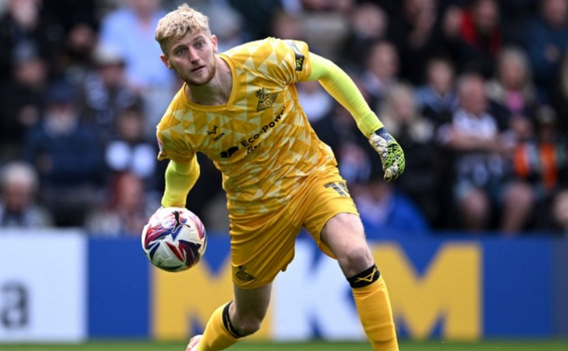 rosenior-tinh-xoay-tua-khung-go-sharman-lowe-dung-truoc-thoi-khac-buoc-ra-anh-sang